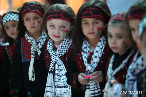 Palestinians attend an exhibition "Palestine Balah Expo", in Gaza city, on Oct. 09, 2016. Photo by Ashraf Amra