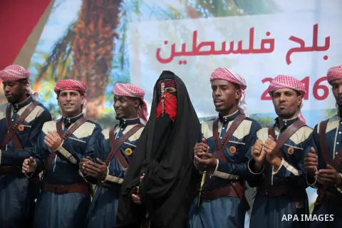 Palestinians attend an exhibition "Palestine Balah Expo", in Gaza city, on Oct. 09, 2016. Photo by Ashraf Amra