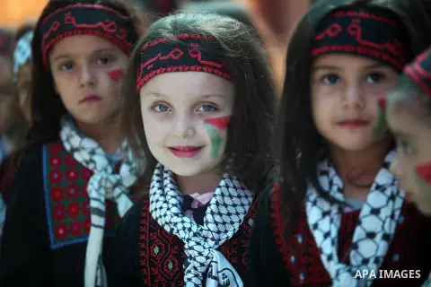 Palestinians attend an exhibition "Palestine Balah Expo", in Gaza city, on Oct. 09, 2016. Photo by Ashraf Amra