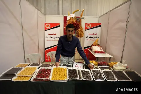 Palestinians attend an exhibition "Palestine Balah Expo", in Gaza city, on Oct. 09, 2016. Photo by Ashraf Amra