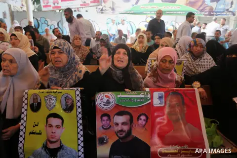 Palestinians take part during a protest to show solidarity with Palestinian prisoners on hunger strike in Israeli Jails, in front of Red cross office in Gaza city, on Oct. 10, 2016. Photo by Mohammed Asad