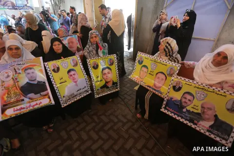 Palestinians take part during a protest to show solidarity with Palestinian prisoners on hunger strike in Israeli Jails, in front of Red cross office in Gaza city, on Oct. 10, 2016. Photo by Mohammed Asad