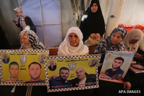Palestinians take part during a protest to show solidarity with Palestinian prisoners on hunger strike in Israeli Jails, in front of Red cross office in Gaza city, on Oct. 10, 2016. Photo by Mohammed Asad
