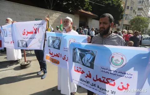 Palestinians take part during a protest to show solidarity with Palestinian prisoners on hunger strike in Israeli Jails, in front of Red cross office in Gaza city, on Oct. 10, 2016. Photo by Mohammed Asad