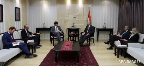 Palestinian Prime Minister, Rami Hamdallah, meets with Director of the Middle East Department at the German Foreign Gerhard Schlaudraff, in the West Bank city of Ramallah, on Oct. 10, 2016. Photo by Prime Minister Office