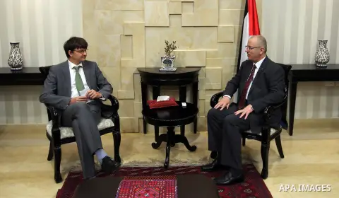 Palestinian Prime Minister, Rami Hamdallah, meets with Director of the Middle East Department at the German Foreign Gerhard Schlaudraff, in the West Bank city of Ramallah, on Oct. 10, 2016. Photo by Prime Minister Office