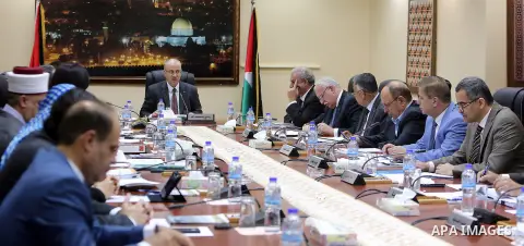 Palestinian Prime Minister Rami hamadallah heads the Palestinian cabinet meeting in the West Bank city of Ramallah on October 11, 2016. Photo by Prime Minister Office