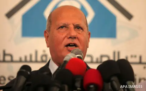 Head of the Popular Committee Jamal El-Khodari speaks during a press conference, in Gaza city, on October 15, 2016. Photo by Ashraf Amra