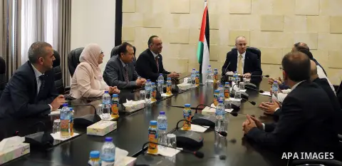Palestinian Prime Minister, Rami Hamdallah, meets with a delegation from the Union of Pharmacists, in the West Bank city of Ramallah, on October 16, 2016. Photo by Prime Minister Office