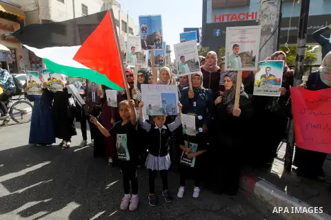 Palestinians take part in a protest demanding Israel return the bodies of Palestinians who allegedly stabbed Israelis, in the West Bank city of Hebron on October 16, 2016. Photo by Wisam Hashlamoun