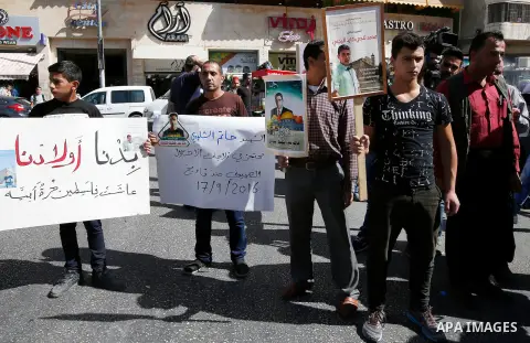 Palestinians take part in a protest demanding Israel return the bodies of Palestinians who allegedly stabbed Israelis, in the West Bank city of Hebron on October 16, 2016. Photo by Wisam Hashlamoun