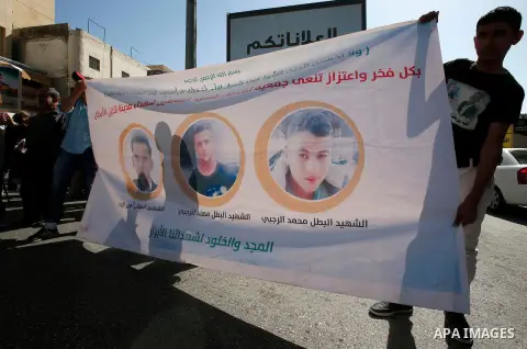 Palestinians take part in a protest demanding Israel return the bodies of Palestinians who allegedly stabbed Israelis, in the West Bank city of Hebron on October 16, 2016. Photo by Wisam Hashlamoun