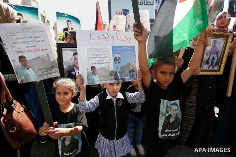 Palestinians take part in a protest demanding Israel return the bodies of Palestinians who allegedly stabbed Israelis, in the West Bank city of Hebron on October 16, 2016. Photo by Wisam Hashlamoun