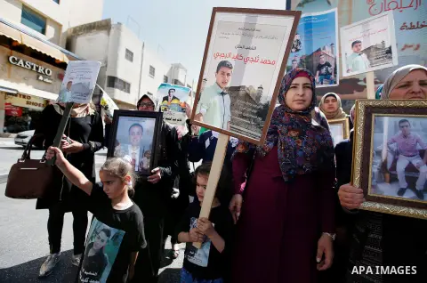 Palestinians take part in a protest demanding Israel return the bodies of Palestinians who allegedly stabbed Israelis, in the West Bank city of Hebron on October 16, 2016. Photo by Wisam Hashlamoun