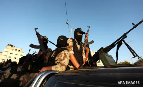 Palestinian Islamic Jihad militants hold their weapons during a military parade marking the 29 anniversary of their group in Gaza October 19, 2016. Photo by Ashraf Amra