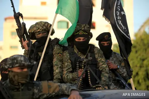 Palestinian Islamic Jihad militants hold their weapons during a military parade marking the 29 anniversary of their group in Gaza October 19, 2016. Photo by Ashraf Amra