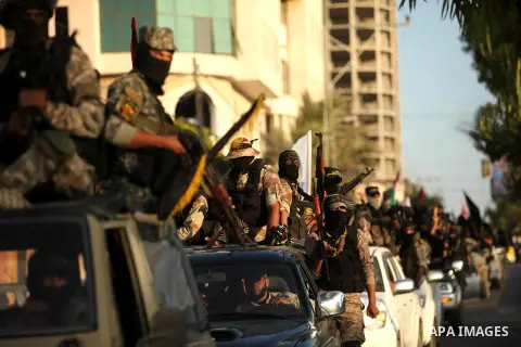 Palestinian Islamic Jihad militants hold their weapons during a military parade marking the 29 anniversary of their group in Gaza October 19, 2016. Photo by Ashraf Amra