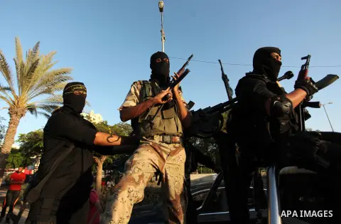 Palestinian Islamic Jihad militants hold their weapons during a military parade marking the 29 anniversary of their group in Gaza October 19, 2016. Photo by Ashraf Amra
