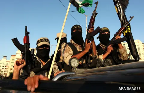 Palestinian Islamic Jihad militants hold their weapons during a military parade marking the 29 anniversary of their group in Gaza October 19, 2016. Photo by Ashraf Amra