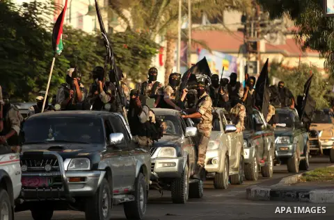 Palestinian Islamic Jihad militants hold their weapons during a military parade marking the 29 anniversary of their group in Gaza October 19, 2016. Photo by Ashraf Amra
