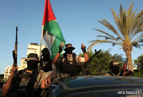 Palestinian Islamic Jihad militants hold their weapons during a military parade marking the 29 anniversary of their group in Gaza October 19, 2016. Photo by Ashraf Amra