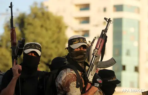 Palestinian Islamic Jihad militants hold their weapons during a military parade marking the 29 anniversary of their group in Gaza October 19, 2016. Photo by Ashraf Amra