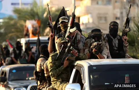 Palestinian Islamic Jihad militants hold their weapons during a military parade marking the 29 anniversary of their group in Gaza October 19, 2016. Photo by Ashraf Amra