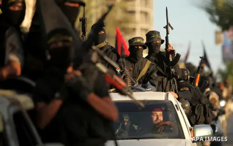 Palestinian Islamic Jihad militants hold their weapons during a military parade marking the 29 anniversary of their group in Gaza October 19, 2016. Photo by Ashraf Amra