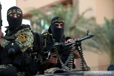 Palestinian Islamic Jihad militants hold their weapons during a military parade marking the 29 anniversary of their group in Gaza October 19, 2016. Photo by Ashraf Amra