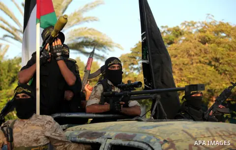 Palestinian Islamic Jihad militants hold their weapons during a military parade marking the 29 anniversary of their group in Gaza October 19, 2016. Photo by Ashraf Amra