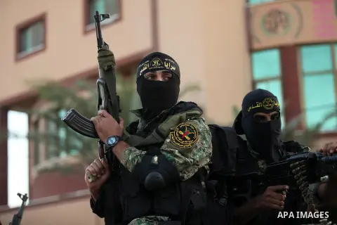 Palestinian Islamic Jihad militants hold their weapons during a military parade marking the 29 anniversary of their group in Gaza October 19, 2016. Photo by Ashraf Amra
