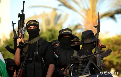 Palestinian Islamic Jihad militants hold their weapons during a military parade marking the 29 anniversary of their group in Gaza October 19, 2016. Photo by Ashraf Amra
