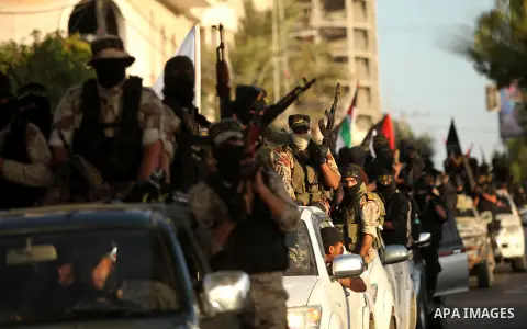 Palestinian Islamic Jihad militants hold their weapons during a military parade marking the 29 anniversary of their group in Gaza October 19, 2016. Photo by Ashraf Amra