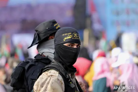 Palestinian Islamic Jihad militants stand guard on a roof during a rally marking the 29th anniversary of the movement foundation in Gaza City October 21, 2016. Photo by Mohammed Asad