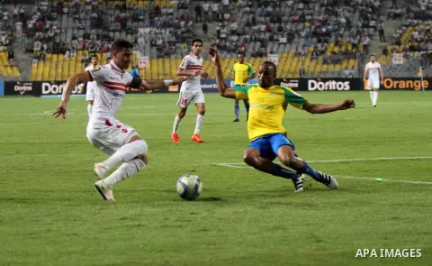 South Africa's Mamelodi Sundowns players and Egypt's Zamalek club compete during the CAF Champions League final football match between Zamalek and Mamelodi Sundowns on October 23, 2016 at the Borg el-Arab Stadium near Al...