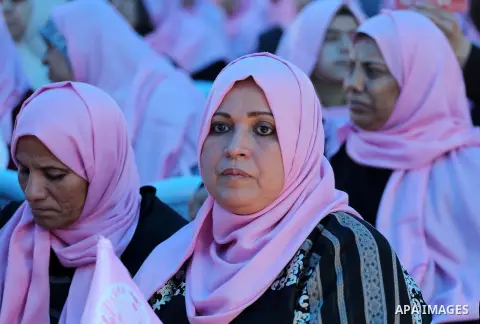 Palestinian cancer patients take part in a rally of the Breast Cancer Awareness campaign, in Gaza City on Oct. 26, 2016. Photo by Mohammed Asad