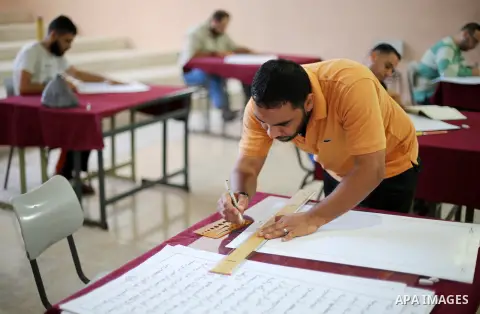 Palestinian prisoners print a copy of the Koran in a manner drawing Ottoman at the rehabilitation and repair center, in Gaza city on October 31, 2016. Photo by Mohammed Asad