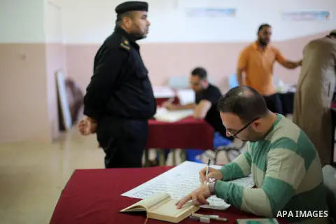 Palestinian prisoners print a copy of the Koran in a manner drawing Ottoman at the rehabilitation and repair center, in Gaza city on October 31, 2016. Photo by Mohammed Asad