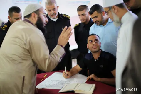 Palestinian prisoners print a copy of the Koran in a manner drawing Ottoman at the rehabilitation and repair center, in Gaza city on October 31, 2016. Photo by Mohammed Asad