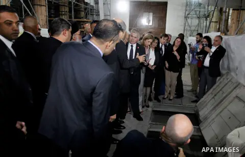 Italian President Sergio Mattarella visits the Church of the Nativity in the town of Bethlehem, the West Bank, on November 1, 2016. Photo by Wisam Hashlamoun