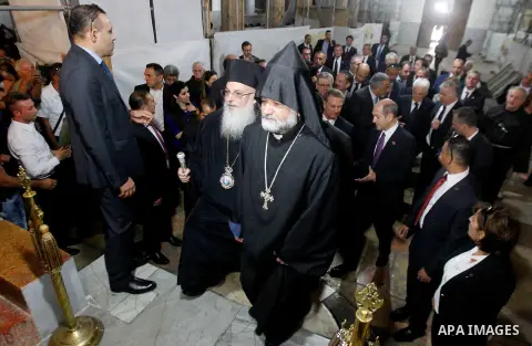 Italian President Sergio Mattarella visits the Church of the Nativity in the town of Bethlehem, the West Bank, on November 1, 2016. Photo by Wisam Hashlamoun
