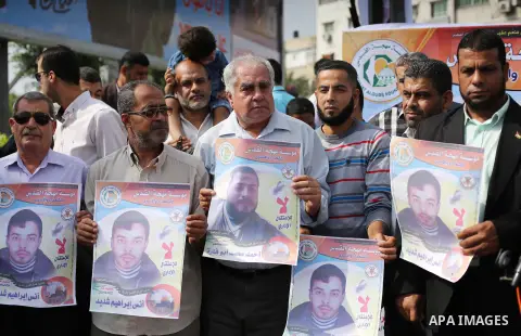 Palestinian supporters of the Islamic Jihad Movement, take part during a protest to show solidarity with Palestinian prisoners on hunger strike in Israeli Jails, in Gaza city on November 1, 2016. Photo by Mohammed Asad