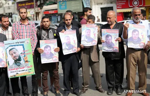 Palestinian supporters of the Islamic Jihad Movement, take part during a protest to show solidarity with Palestinian prisoners on hunger strike in Israeli Jails, in Gaza city on November 1, 2016. Photo by Mohammed Asad