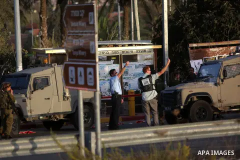 Members of Israeli security forces gather at the site where Israeli troops shot dead a Palestinian who attempted to stab a soldier near the West Bank settlement of Ofra on November 3, 2016. Photo by Shadi Hatem