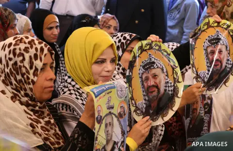 Palestinians take part during a protest to show solidarity with Palestinian prisoners on hunger strike in Israeli Jails, in front of Red cross office in Gaza city, on November 7, 2016. Photo by Mohammed Asad