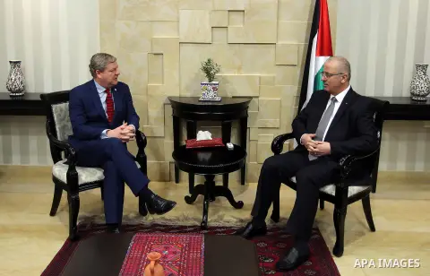 Palestinian Prime Minister, Rami Hamadallah, meets with members of the Scottish parliament in the West Bank city of Ramallah, on Nov 9, 2016. Photo by Prime Minister Office