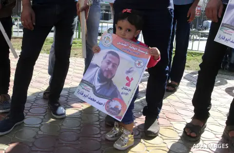 Palestinian supporters of the Islamic Jihad Movement, take part during a protest to show solidarity with Palestinian prisoners on hunger strike in Israeli Jails, in Rafah in the southern Gaza strip, on November 10, 2016....