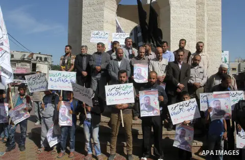 Palestinian supporters of the Islamic Jihad Movement, take part during a protest to show solidarity with Palestinian prisoners on hunger strike in Israeli Jails, in Rafah in the southern Gaza strip, on November 10, 2016....