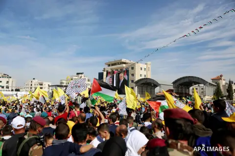 Palestinians take part in a rally marking the 12th anniversary of Palestinian leader Yasser Arafat's death, in the West Bank city of Ramallah November 10, 2016. Photo by Shadi Hatem