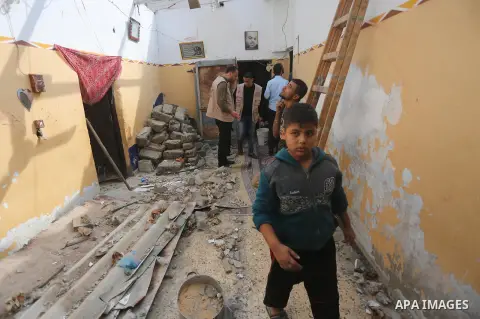 Palestinian workers reconstruct of houses poor families funded by the Minister of Awqaf and Religious Affairs, in Gaza city, on November 13, 2016. Photo by Mohammed Asad